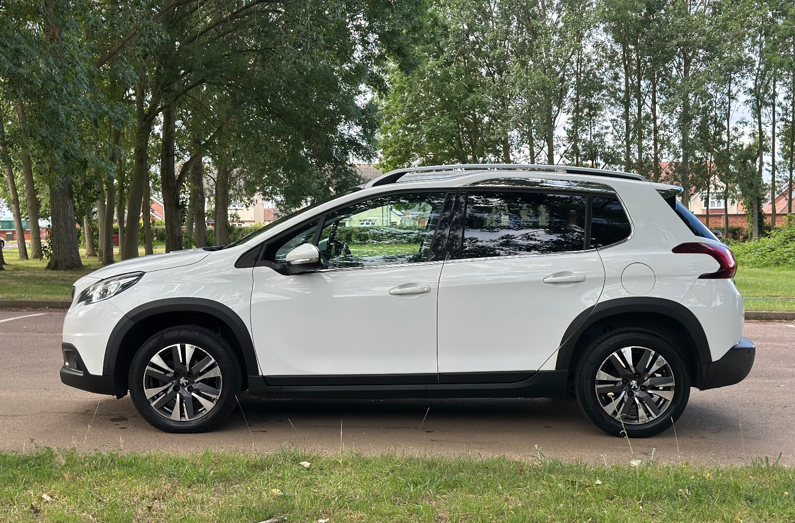 2017 Peugeot 2008 — image 3